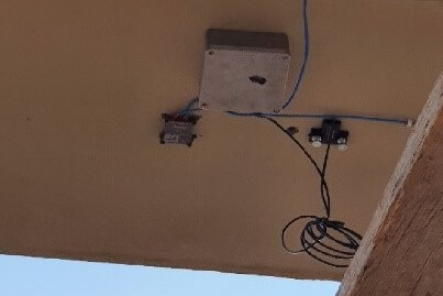 橋の軒裏に設置されたひずみゲージセンサ SNS-STG と IOLITEdi-1xSTG